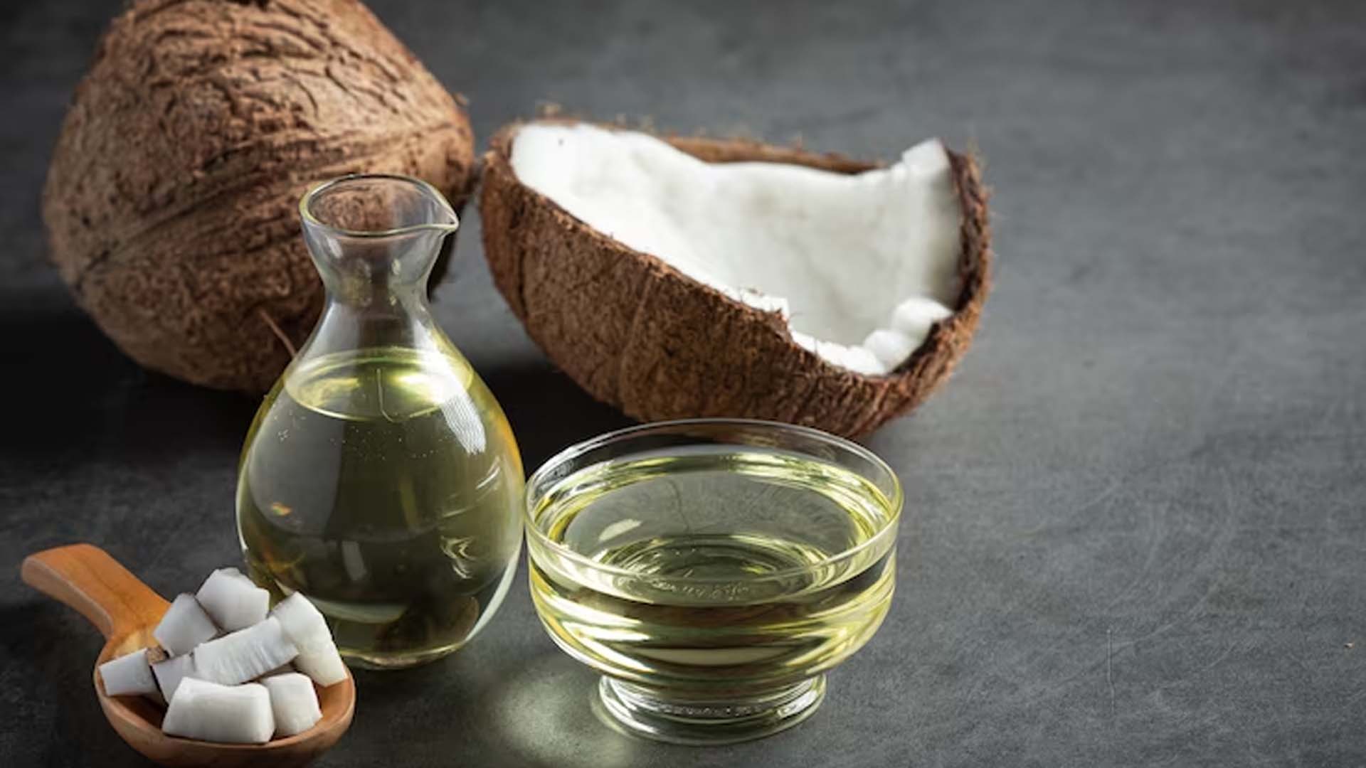 What is the Nutritional Value of Coconut Oil Per 100g?