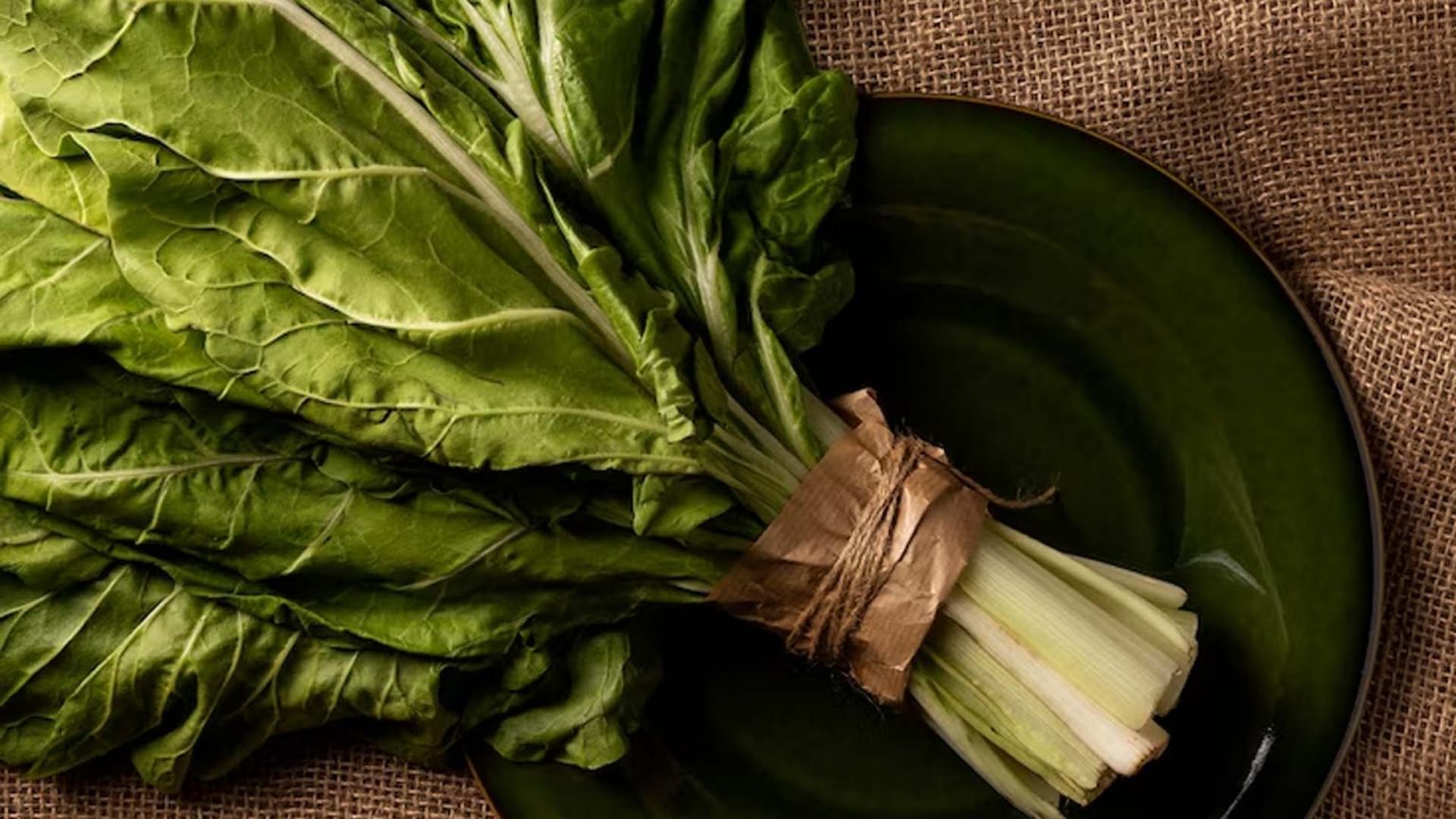 Collard Greens Nutrition, Health Benefits and Tips to add in Diet
