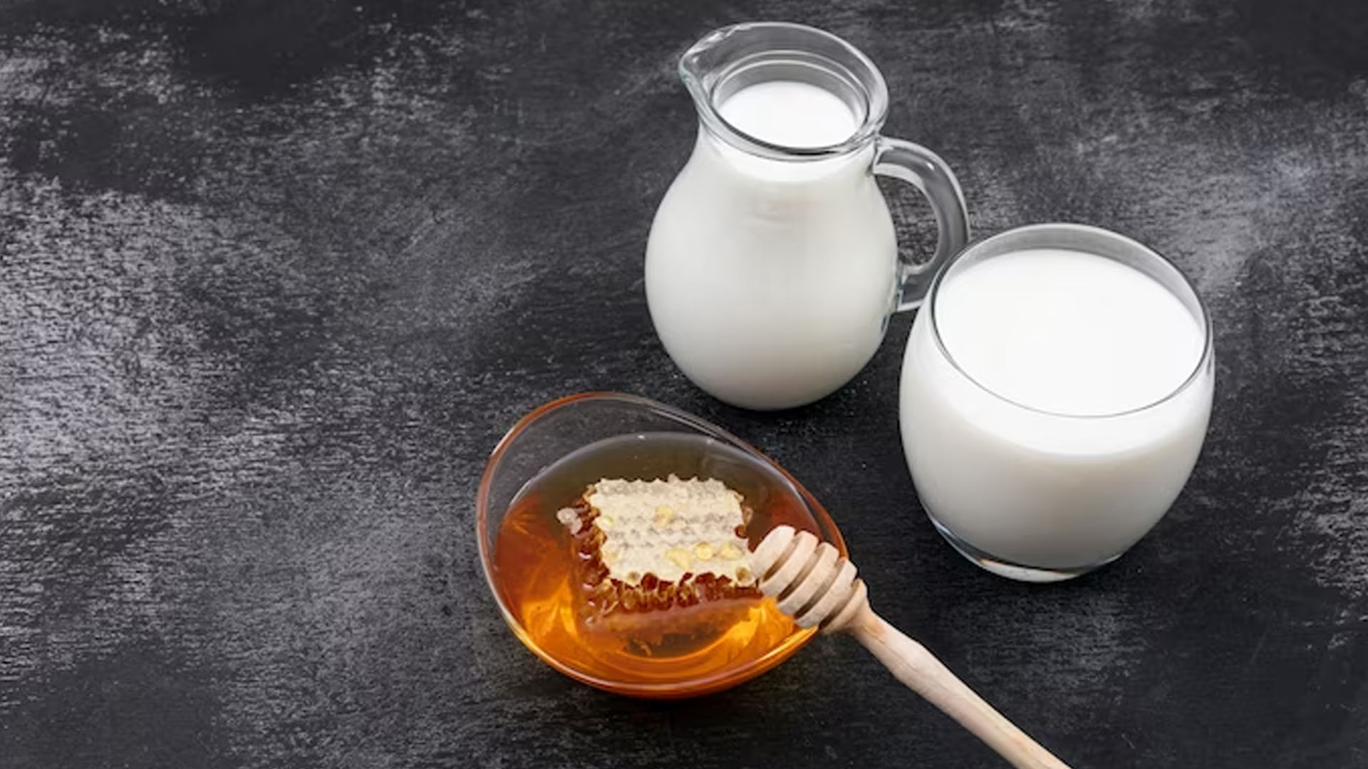 What Are The Health Benefits of Milk and Honey?