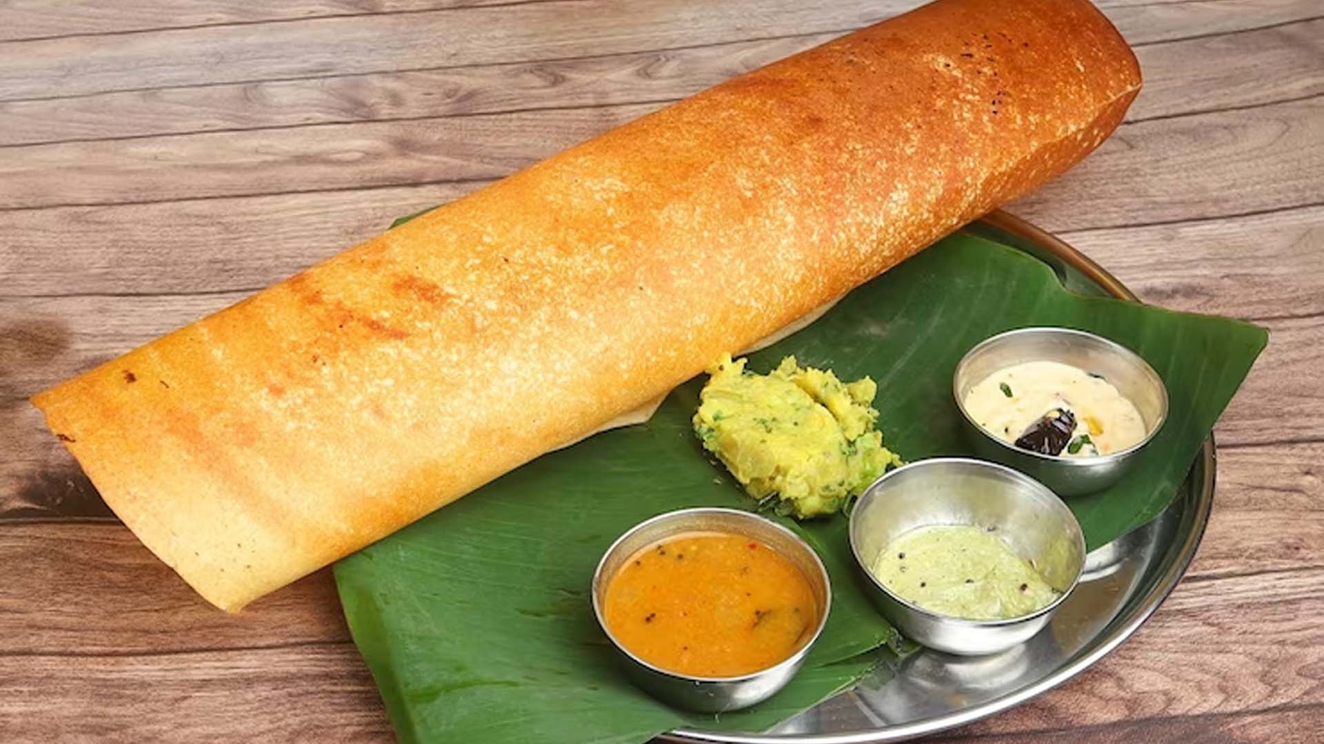 A Dosa with chutney and chutney