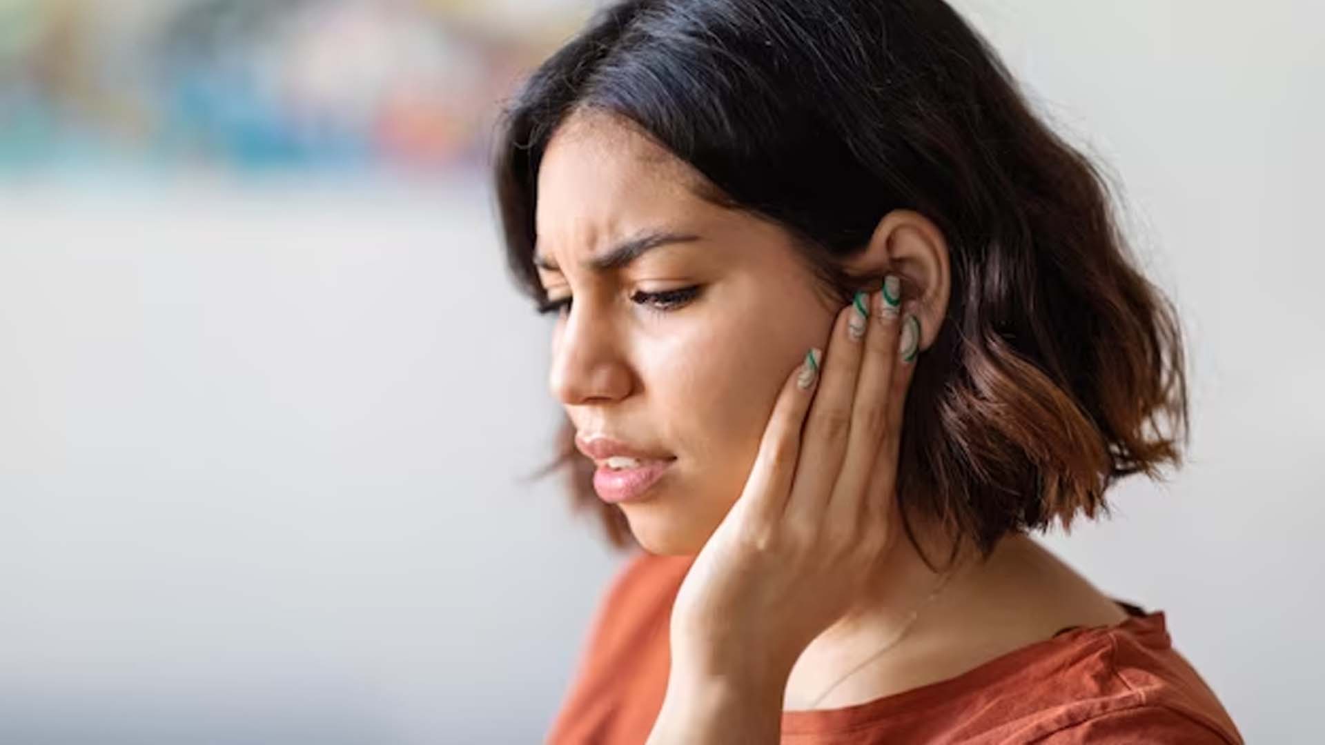 Sinus Women suffering from Ear Pain