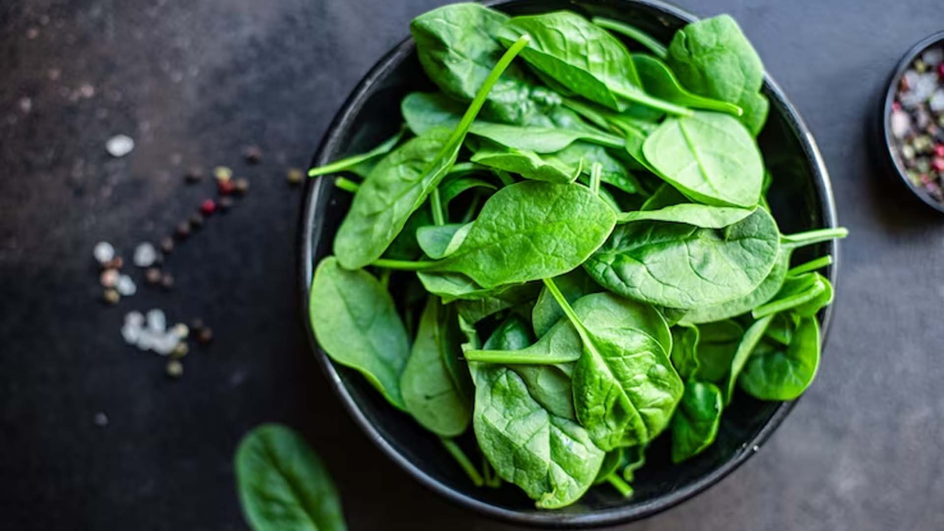 Spinach leaves in bowl