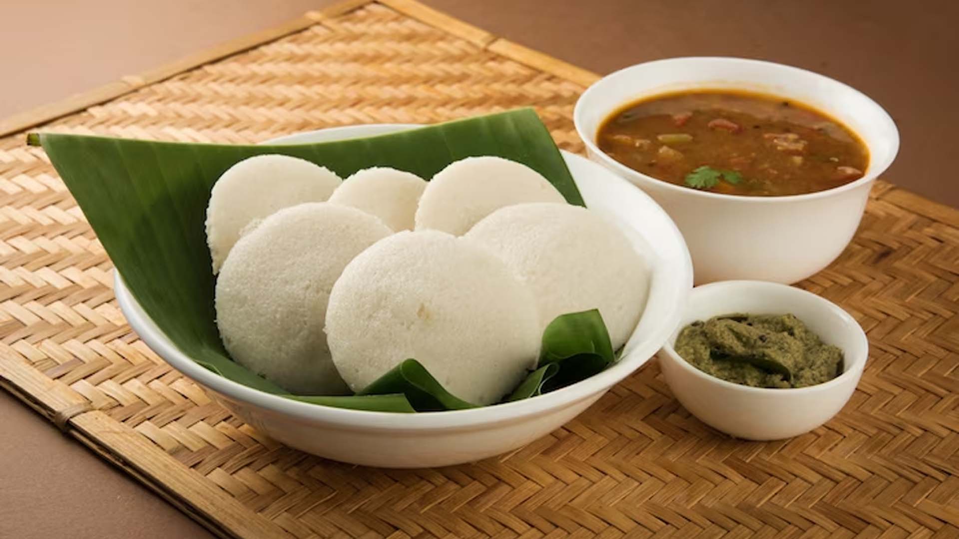 Idli with sambar and chutney